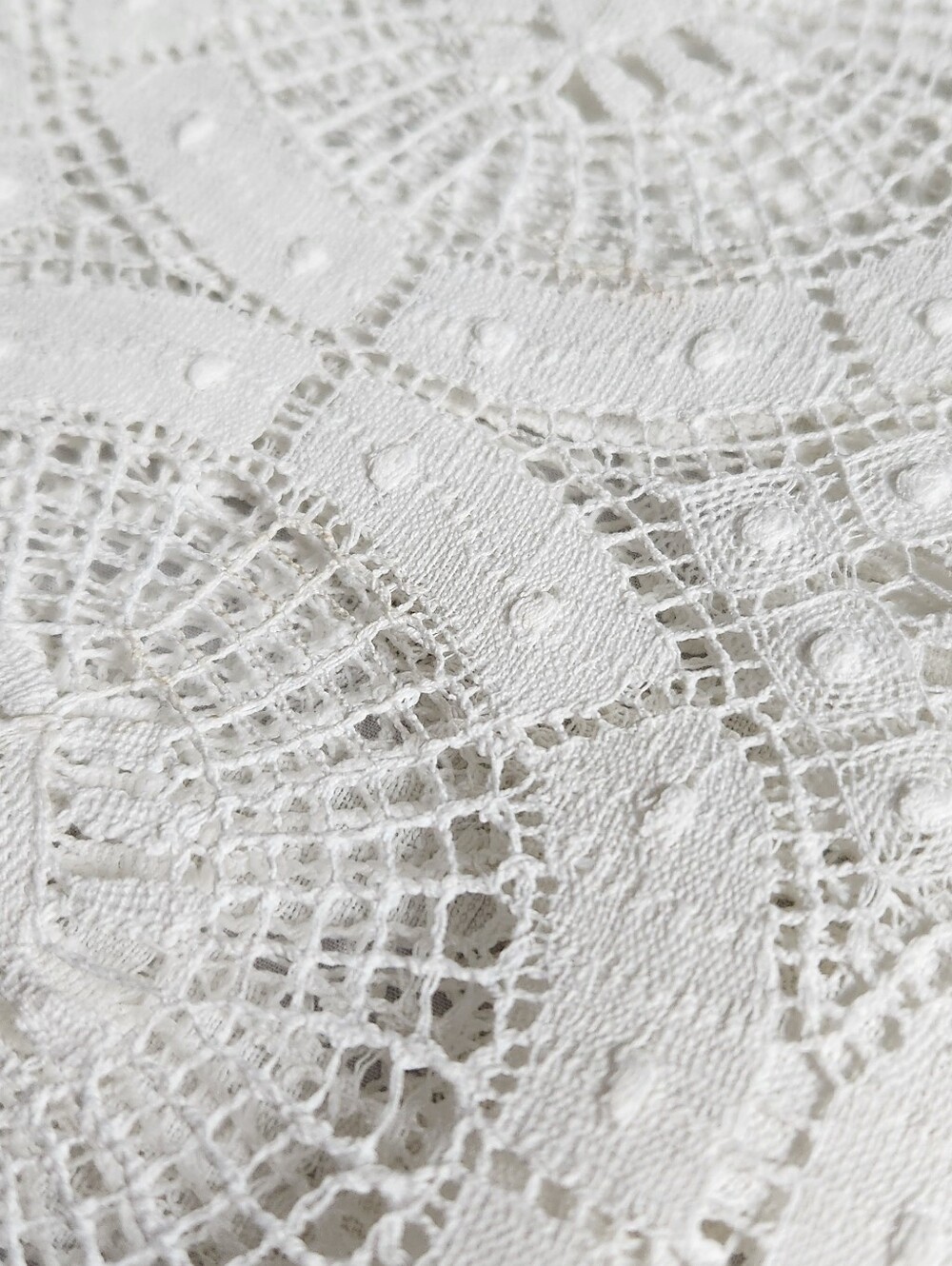 VINTAGE HANDMADE CLUNY LACE TABLECLOTH - Picture 4 of 10